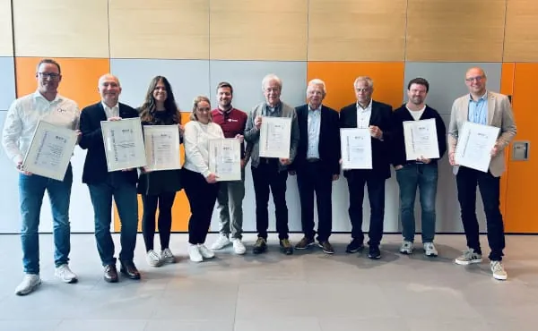 Ehrung langjähriger Mitglieder im Verband mit Thomas Schütte (IMI Hydronic Engineering), Steffen Möller (strawa Wärmetechnik), Nynke-Jasmin Bersch-Grasman (Qlimate), Larissa und Patrik Kaufmann (Girojet), Hans-Georg Lutz (Thermolutz), Ulrich Stahl (BVF) (v. l.)