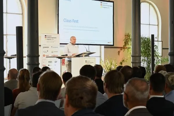 Vortragsredner Claus Fest beim Großwärmepumpenkongress 2026 mit Publikum