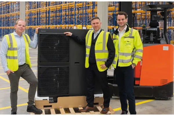 Partnerschaftliche Zusammenarbeit in Ladbergen: Nicolas Gallenkamp, CEO der Nosta Holding GmbH, Philipp Stephan, General Manager Supply Chain Europe bei Panasonic Heating Ventilation Airconditioning Europe und Jan Steinacker, Head of Contract Logistics Germany, Nosta Group (v. l.).