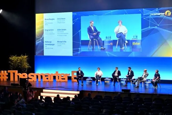 Konferenz mit Menschen auf der Podiiumsdiskussion