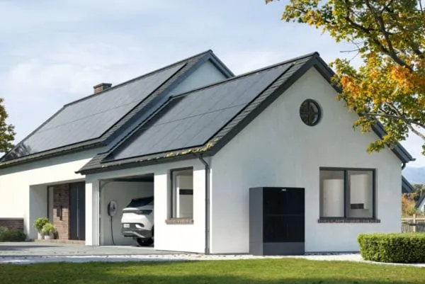 Ki-generiertes Bild Einfamilienhaus mit PV-Anlage, Wärmepumpe und Wallsbox