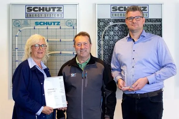 Übergabe der Ehrenurkunde für die 25-jährige Partnerschaft mit Schütz: Im Bild Christina Böhmer (Schütz), Bernhard Kroyer (SKZ), Sebastian Mülstroh (Schütz) (v. l.).