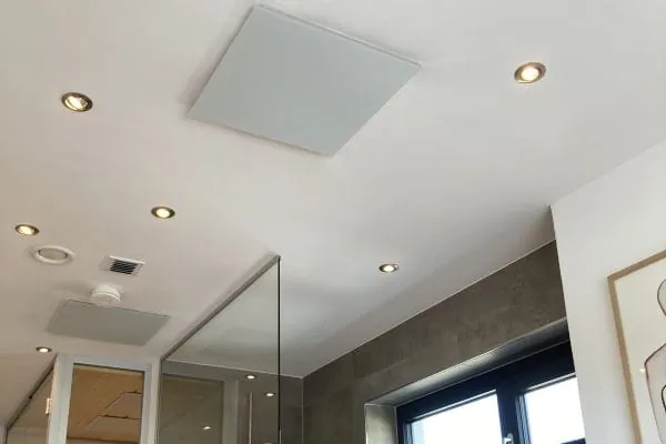 Infrarotheizgeräte können an der Wand oder, wie in diesem Badezimmer, an der Decke montiert werden.