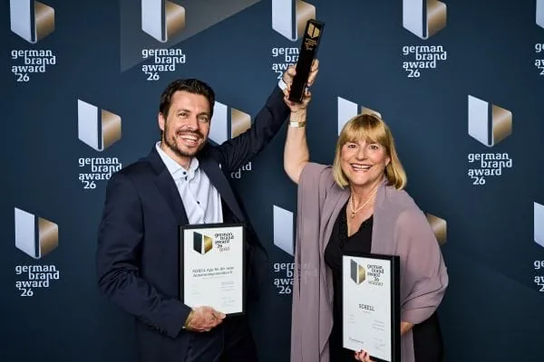 Andrea Bußmann (Geschäftsführerin Vertrieb, Marketing und Personal) und Oliver Berghof (Leiter Marketing) freuen sich über die zweifache Auszeichnung beim German Brand Award 2026.