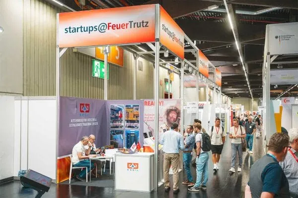 Auf der FeuerTrutz 2026 stehen junge Unternehmen aus dem In- und Ausland im Fokus und präsentieren digitale Technologien, nachhaltige Ansätze und praxisnahe Lösungen.