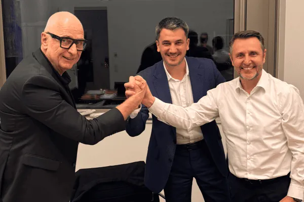 Vertragsunterzeichnung Andreas P. Amft, Geschäftsführer Enregis GmbH, Alexander Airich, Geschäftsführer ACO GmbH und Claudius Lenze, Geschäftsführer Enregis GmbH (v. l.).