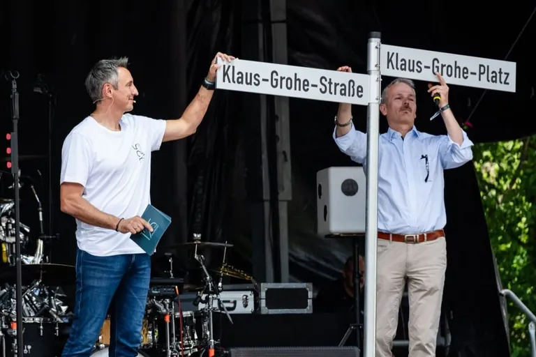 Mit der Umbenennung der Auestraße in Klaus-Grohe-Straße erinnert die Stadt Schiltach an den im Januar verstorbenen Ehrenbürger Klaus Grohe und sein prägendes Wirken für Hansgrohe.