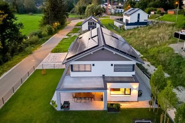 Bei diesem 2021 errichteten Einfamilienhaus wurden 27,75 KW PV-Leistung auf dem Dach installiert. Im Haus sind 18 Infrarotheizgeräte an den Decken und Wänden montiert.