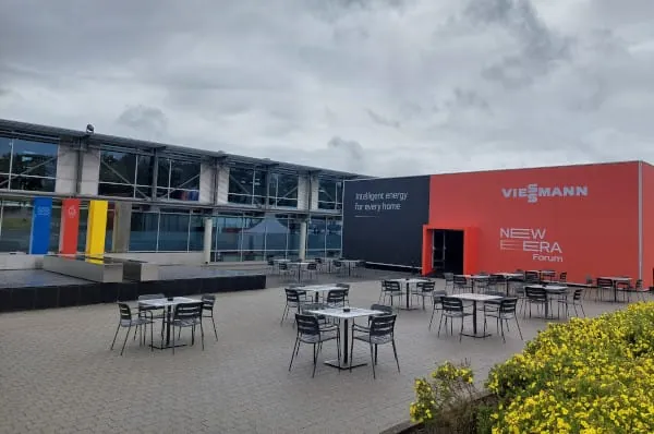 Das New-Era-Forum wurde für die Präsentation der Vitocal 200-A ie vor dem Hauptgebäude der Viessmann- Zentrale in Allendorf/Eder aufgebaut.