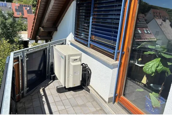 Im Sommer wird die Luft-/Luft-Wärmepumpe zum Kühlen und Entfeuchten der Räume genutzt – besonders oft im Homeoffice im Dachgeschoss.