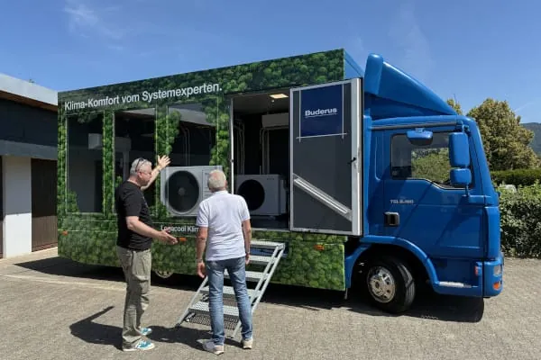 Mit den Seminarmobilen bringt Buderus funktionsfähige Systeme zur Klimatisierung zu den Heizungsfachfirmen.