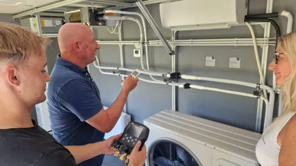 Die Seminarmobile sind mit funktionsfähigen Geräten ausgestattet. Handwerkspartner können den laufenden Betrieb testen.