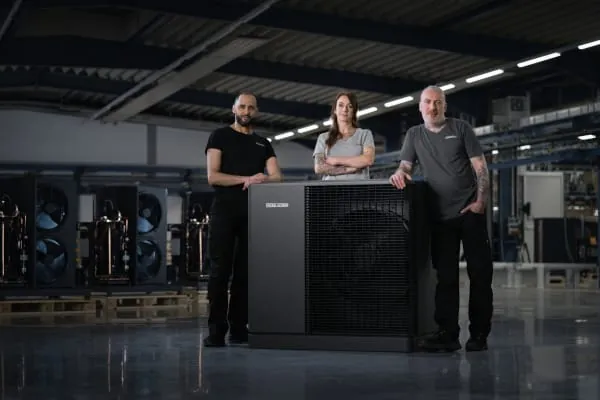 Sichtbarkeit in TV, Radio, auf Großflächenplakaten, im Web und in Social-Media: Die neue Markenkampagne von Stiebel Eltron setzt auf Authentizität und das, was das Unternehmen unter anderem vom Wettbewerb differenziert: Entwicklung, Fertigung und hohe Wertschöpfung in Deutschland. Dabei kommen echte Mitarbeiterinnen und Mitarbeiter statt KI und Models zu Wort – im TV, auf Plakaten, im Web und im Radio.