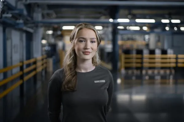 Eines der Gesichter der Markenkampagne von Stiebel Eltron: Jeanette arbeitet in der Endmontage Wärmepumpen des Unternehmens und ist stolz auf ihren Arbeitsplatz und das Handwerk, das hinter den Wärmepumpen steckt.