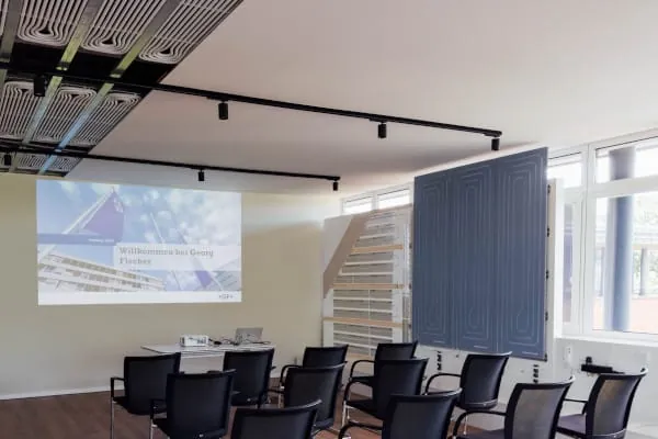 Einblick in den modernen Schulungsraum – die Decke ist teilweise geöffnet, sodass Besucher die Installation des Systems Thermatop M sehen können.