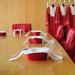 Symbolbild. rote Roben im Sitzungssaal Bundesverfassungsgericht Karlsruhe