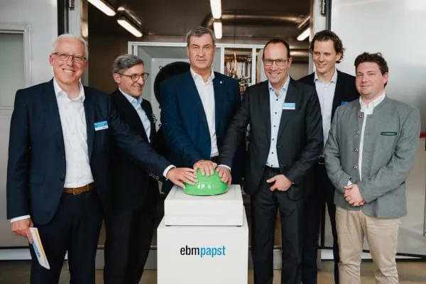 Hans-Joachim Klink, Vice President R&D Heating Technology, Dr. Klaus Gei&szlig;d&ouml;rfer, CEO ebm-papst Gruppe, Bayerischer Ministerpr&auml;sident Dr. Markus S&ouml;der, Dr. Hannes S&auml;ubert, CEO Heating Technology, Thadd&auml;us Hinterberger, Projektleiter, sowie Landshuts Oberb&uuml;rgermeister Dr. Thomas Haslinger (v. l.).
