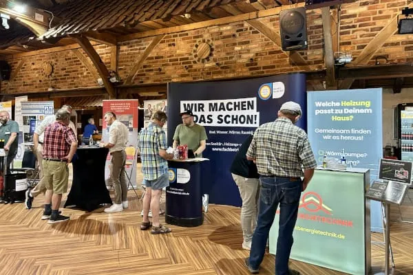 Auf den Veranstaltungen, wie hier in Legden bei Ahaus, wurde deutlich: Regionale SHK-Fachbetriebe sind Ansprechpartner Nr. 1 f&uuml;r W&auml;rmepumpen und moderne Heizkonzepte.