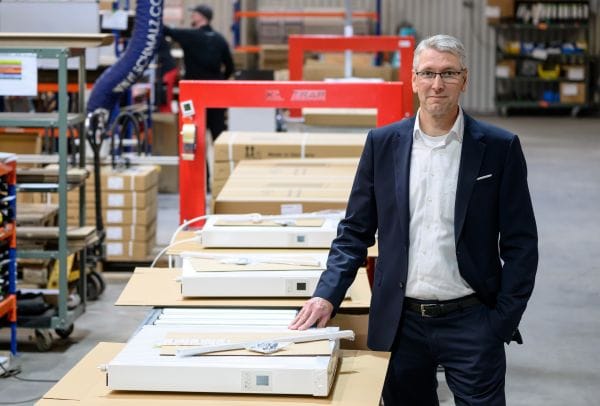Geschäfstführer Uwe Lucht an Packstation für Elektro-Konvektoren