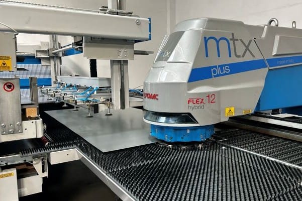 Stanzroboter für Bleche für die Produktion von E-Heizkörpern