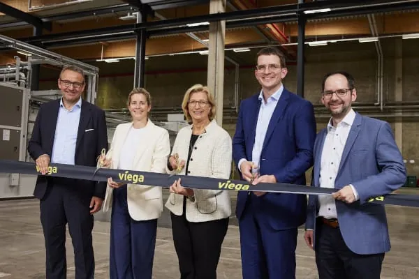 Offizielle Eröffnung der Produktionsstätte in Kirkel: Karsten Müller, CEO Viega Europe, Anna Viegener, Co-Vorsitzende des Viega Gesellschafterausschusses, Anke Rehlinger, Ministerpräsidentin des Saarlandes, Franz Viegener, Co-Vorsitzender des Viega Gesellschafterausschusses und Benjamin Schneider, Werkleiter Viega Kirkel (v. l.).