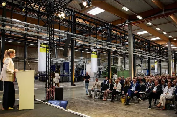 Gesellschafter, Geschäftsleitung und Werkleiter begrüßten über 180 Gäste und Mitarbeiter zur offiziellen Eröffnung des neuen Viega Produktionsstandorts in Kirkel, Saarland.