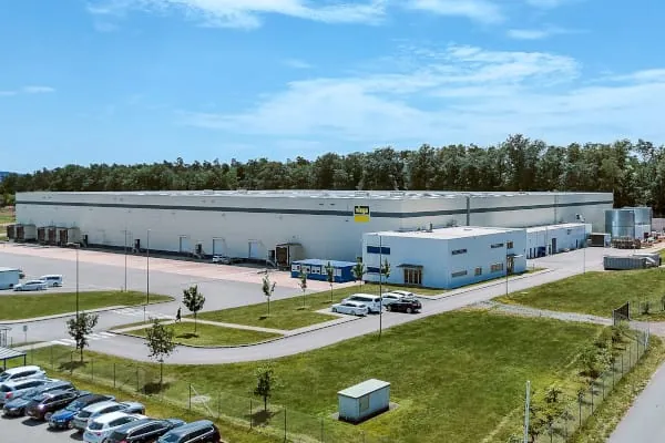 Vorhandene Industriefläche statt Neubau: Die ehemaligen Logistikhallen der Michelin Reifenwerke AG & Co. KGaA sind heute der sechste Viega-Produktionsstandort in Deutschland.