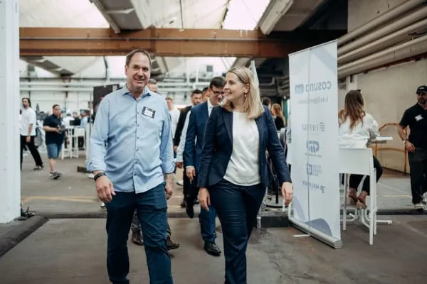 Roland Riethmüller, Veranstalter der Start-up-Messe Tech in Construktion und Bundesbauministerin Verena Hubertz auf der zweitägigen Veranstaltung in Berlin.