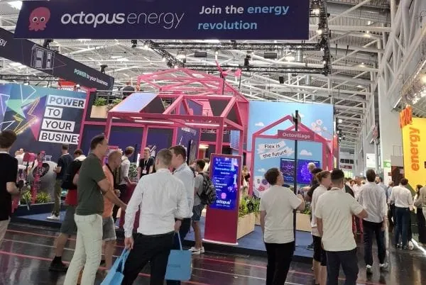 Messestand EM Power München mit Besuchern