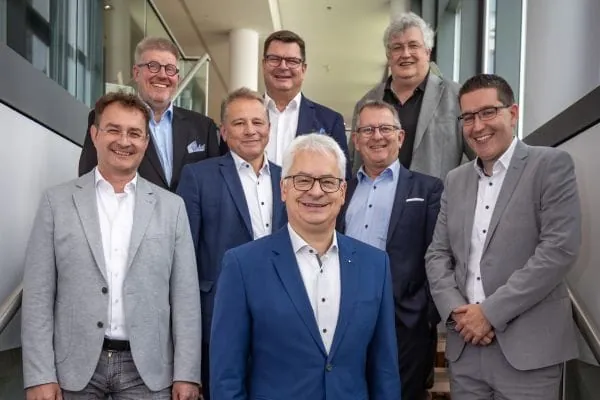 Vordere Reihe: Prof. Dr. Joaquín Díaz, Vorstandsvorsitzender Mittlere Reihe (v. l.): Jörg Butt, Ralf Mosler, Dietmar Bernert (stellvertretender Vorstandsvorsitzender), Björn Wolff . Hintere Reihe (v. l.): Martin Schuff, Hagen Lotz, Johannes Reischböck
