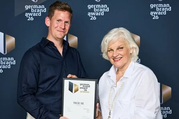 Freuen sich über die Auszeichnung zum Winner beim German Brand Award 2026 in der Kategorie „Excellent Brands – Heating & Bathroom“: Petra Bischof und ihr Nachfolger, der neue Marketingleiter von Tece Denis Gessler.