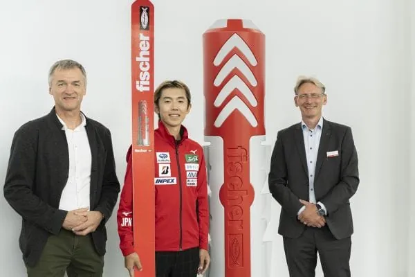 Franz Föttinger, Geschäftsführer von Fischer Sports, Skisprung-Athlet Naoki Nakamura und Alexander Bässler, Vorsitzender der Geschäftsführung der Unternehmensgruppe fischer (v. l.).