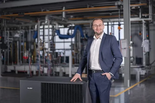 &bdquo;Kunden sch&auml;tzen die Vorteile digitaler Dienste von Autoherstellern, Online-H&auml;ndlern oder aus anderen techniknahen Branchen", sagt Julian H&ouml;ner, Gesch&auml;ftsf&uuml;hrer des W&auml;rmepumpenspezialisten tecalor. &bdquo;SHK-Fachh&auml;ndler sind deshalb gut beraten, das eigene Angebot auf ein digitales Service-Level anzupassen.&ldquo;