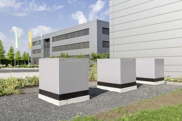 Drei Sonden mit je 400 m Tiefe dienen als Energiequelle f&uuml;r die Sole-/Wasser-W&auml;rmepumpen vom Typ Geoblock.