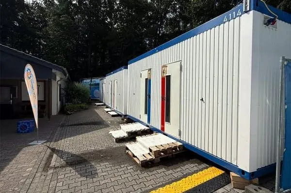 Sanitärkabinen auf einem Zeltplatz