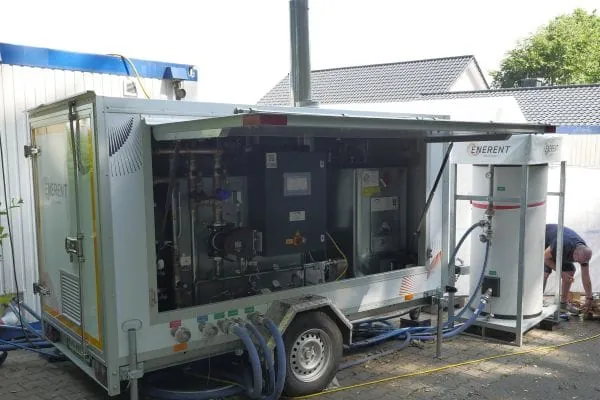 Mobile Heizung auf einem KfZ-Anhänger und beigesteller Warmwasserpuffer