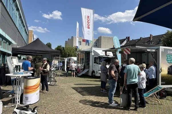 Ausstellung und Publikum an den Ständen der Handwerker bei "Heizkeller der Zukunft"