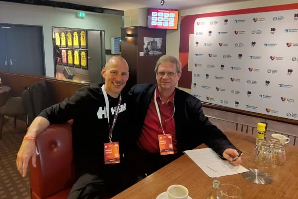 Im Gespräch auf der Herocon: Dr. Michael Kessler, Gründer und Geschäftsführer von Hero Software, und Si-Redakteur Marcus Lauster (v. l.)