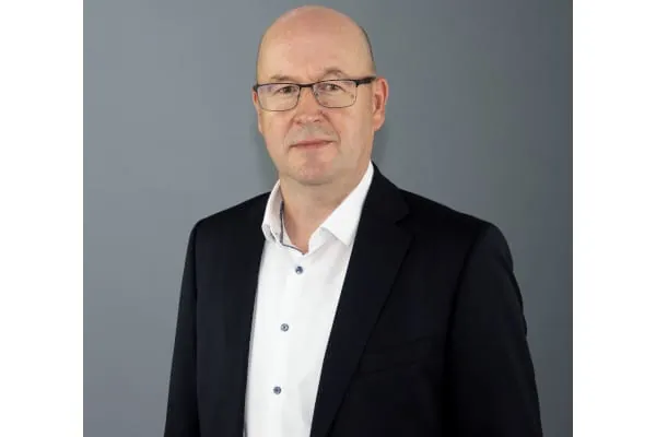 Karsten Denker hat zum August 2026 die Geschäftsführung für Vertrieb und Marketing bei Kermi Duschdesign übernommen.