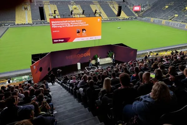 Auf mehreren Bühnen, wie hier der Main Stage im Stadioninneren, wurdenThemen, die das Handwerk heute bewegen, vorgetragen und diskutiert.
