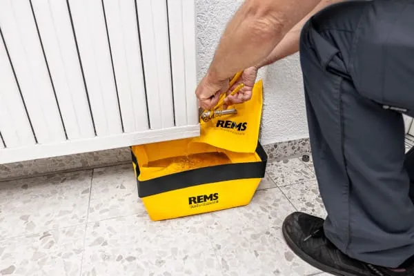 Das Auffang-System Rems Vario-Collect 8 in Anwendung.