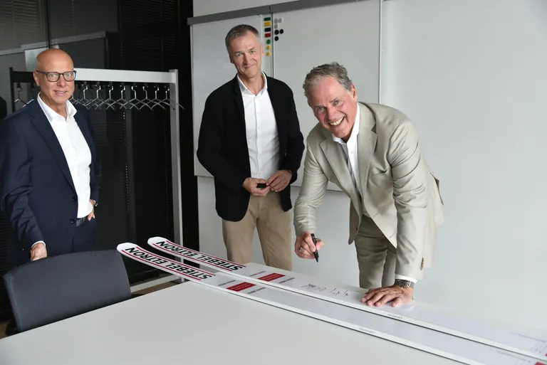 Die Zusammenarbeit zwischen Fischer Sports und Stiebel Eltron wurde stilecht auch per Unterschrift von Heinz-Werner Schmidt (rechts) und Franz Föttinger auf echten Sprungski mit Stiebel Eltron-Branding besiegelt. Links Claus Kroll-Schlüter, Leiter Marketing Communication von Stiebel Eltron.