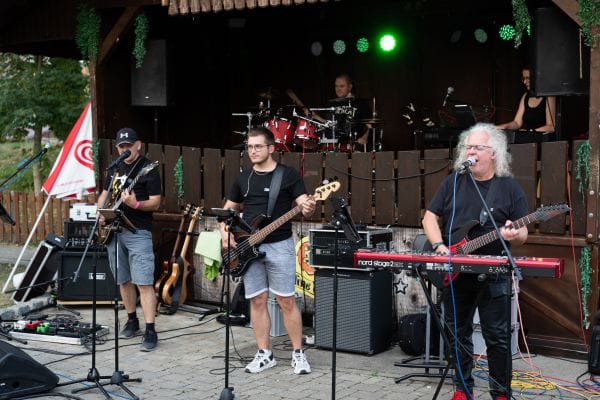 Für die passende musikalische Begleitung sorgte die Band der Musikschule mit einem abwechslungsreichen rockigen Sound.