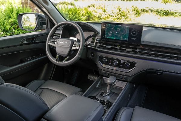 Im Innenraum sorgt ein 12,3-Zoll Touchscreen mit kabellosem Apple CarPlay/Android Auto für zeitgemäße Bedienung