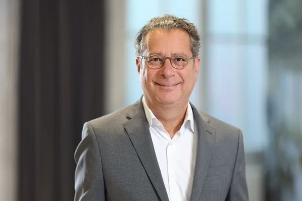Dror Peled, Deputy Division Manager Mitsubishi Electric Living Environment Systems, zur Fortsetzung des Sponsorings bei Fortuna Düsseldorf.