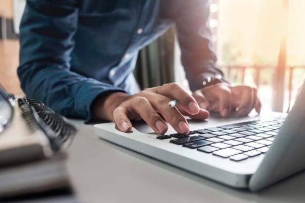 Das Buderus Anfragetool lässt sich in die Website von Fachbetrieben einbinden. Endkunden geben dort Schritt für Schritt alle relevanten Daten für eine Heizungsanfrage ein – der Betrieb erhält die Anfrage ungeteilt.