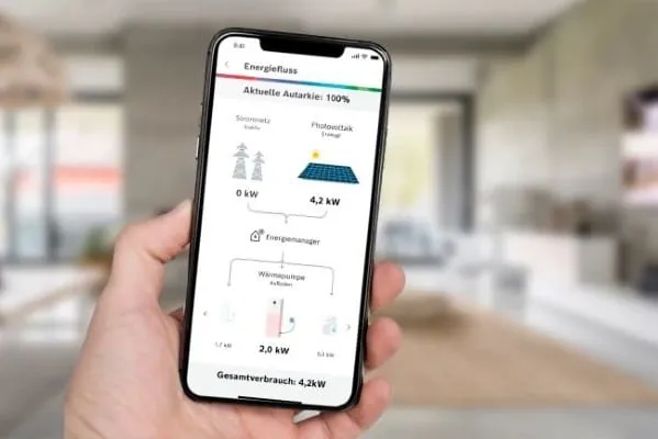 Hand hält Smartphone mit Bosch-App in die Kamera