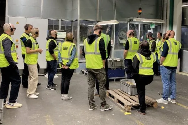 Im September 2026 fanden beispielsweise eine umfangreiche Schulung am Dornbracht-Unternehmenssitz in Iserlohn sowie ein Workshop statt, bei dem vier Hersteller ihre Inhalte in Form eines Zirkeltrainings vermittelten.