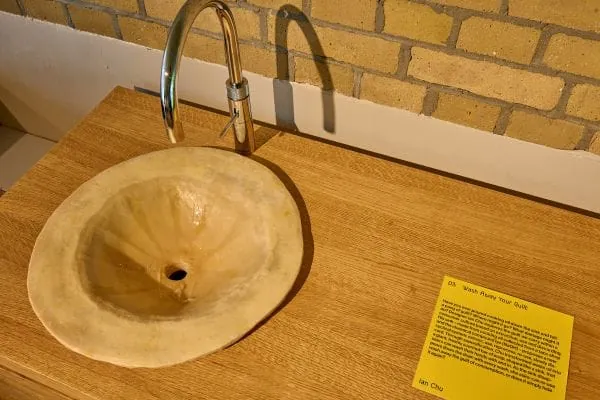 Ian Chu geht mit „Wash Away Your Guilt“ einen Schritt weiter: Aus gebrauchtem Speiseöl hergestellte Seife bildet eine Waschbecken-Skulptur, die sich bei der Nutzung langsam auflöst.