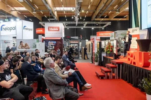 Die neue Messehalle 22 bleibt das Zentrum für Bauen und Sanieren. Ab dem Baugewerbetag am Donnerstag, 4. März 2027, ist dort zudem die Messebühne angesiedelt.